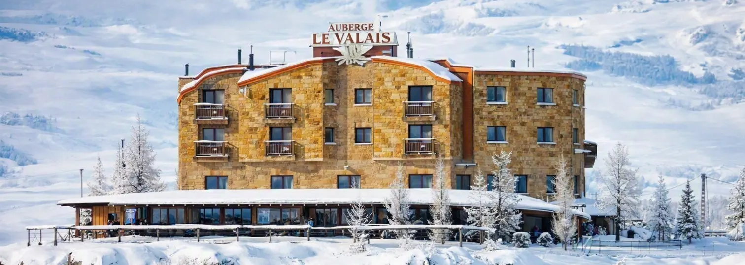 Auberge Le Valais Hotel exterior at dusk