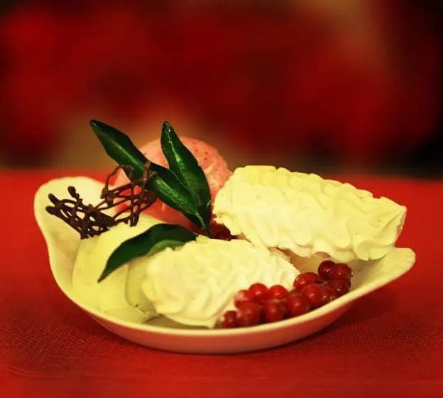 Meringue with vanilla ice scream